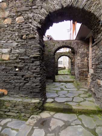 Restos de la muralla medieval de Navia (Asturias)