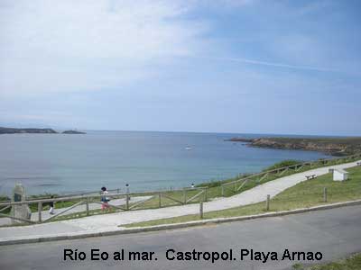 Desembocadura del río Eo vista desde la playa de Arnao (Asturias)