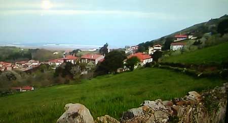 Vista de Vega y su playa desdee La Cruz (Ribadesella-Asturias)