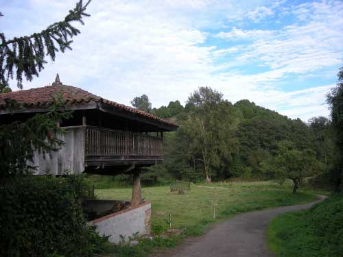 Camino hacia Tamón. Carreño (Asturias)