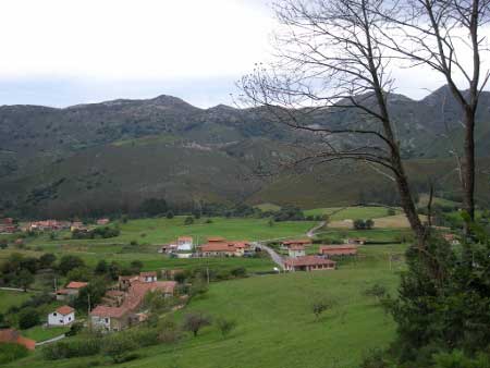 Vista panorámica de la pedan´ñia de Pie de la Sierra (Llanes-Asturias)