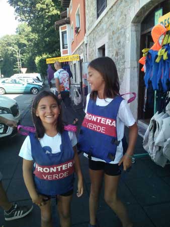 Niñas preparadas para bajar el río Sella en piragua