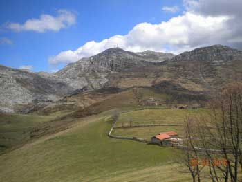 Vista del Gamoniteiro desde lña ermita de Alba Salcedo (Quirós-Asturias)