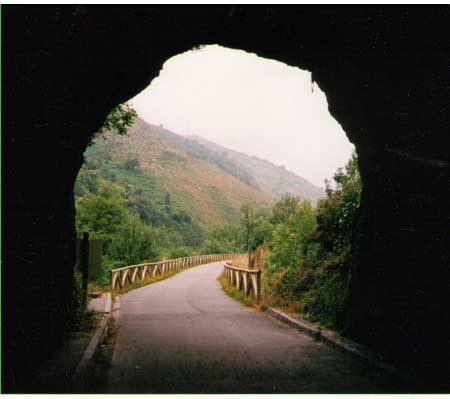 Túnel Molineru en la senda Oviedo-Fuso de la Reina (Asturias)