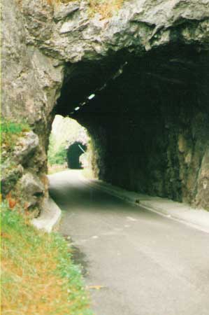 Túneles de Premaña y Mergallu en la senda de Oviedo a Fuso de la Reina (Asturias)