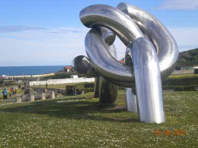 Solidaridad, escultura de José Noja en Gijón este (Asturias)