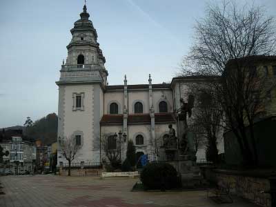 Iglesia San Juan y Monumento a Teodoro Cuesta en Mieres