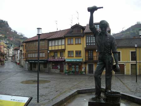 Escanciando sidra en Oñón (Mieres-Asturias)
