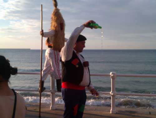 Escanciando sidra en el Muro de Gijón (Asturias)
