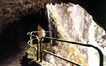 Caida de agua por la senda del Cares (Asturias)