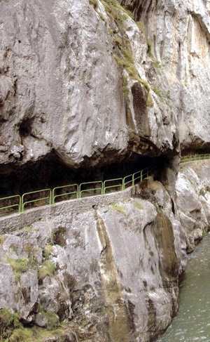 Senda del Cares excavada en la roca