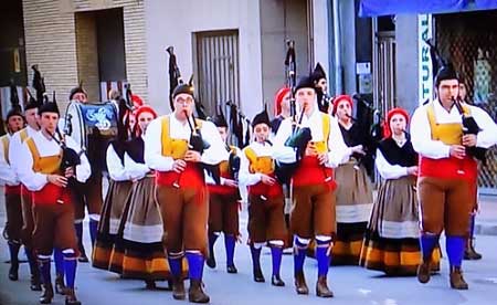 Desfile de gaitas por San Juan de Mieres del Camín (Asturias)