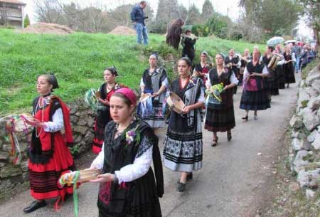 Trajes de porruanas de Llanes