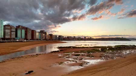 Anocheciendo en Gijón